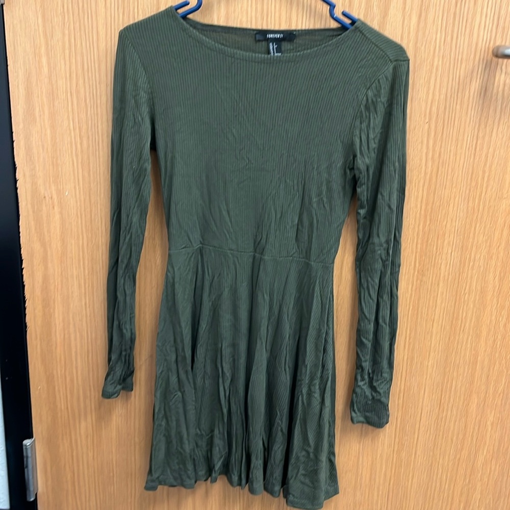 Long-sleeve green dress
